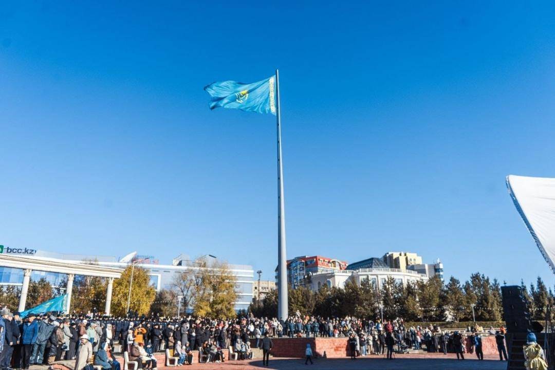 В административном центре ВКО в честь Дня Республики подняли государственный флаг